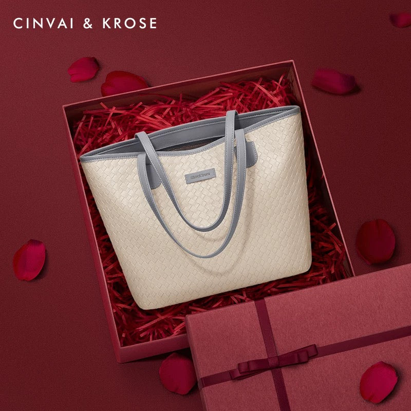 Large-capacity commuter shoulder bag